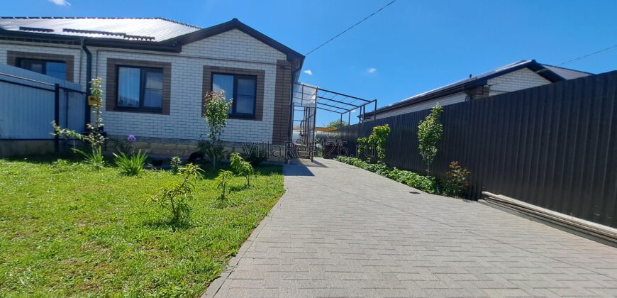 Коттедж с ремонтом, двор облагорожен
