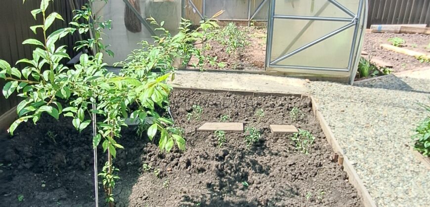 Коттедж с ремонтом, двор облагорожен