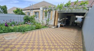 В продаже коттедж, РАЙОН 3-Й ШКОЛЫ, благоустроенный двор.