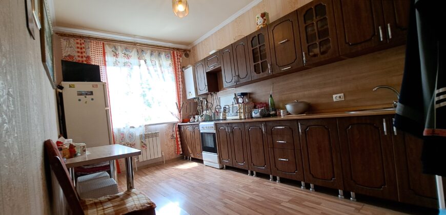 В продаже коттедж, РАЙОН 3-Й ШКОЛЫ, благоустроенный двор.