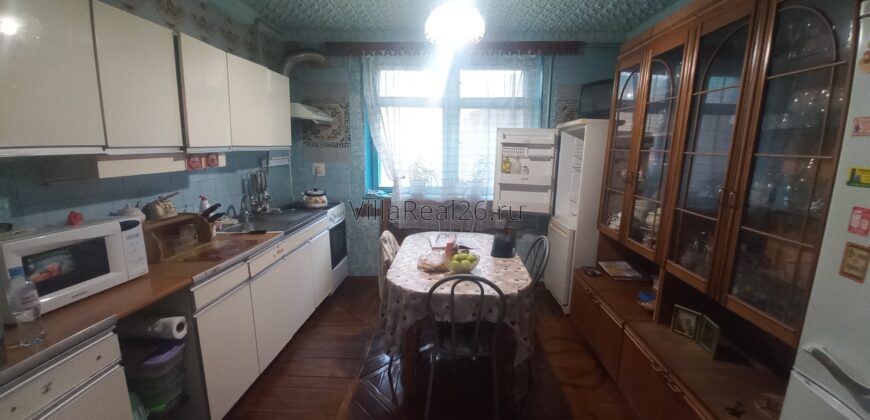 Дом с времянкой, баней