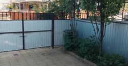 В продаже таунхаус с хорошим косметическим ремонтом. Ухоженный участок.