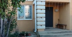 В продаже таунхаус с хорошим косметическим ремонтом. Ухоженный участок.