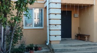 В продаже таунхаус с хорошим косметическим ремонтом. Ухоженный участок.